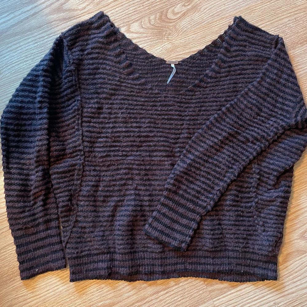Free People Womens sweater S
Bumblebee striped 
Deep V off shoulder 
Brown and b